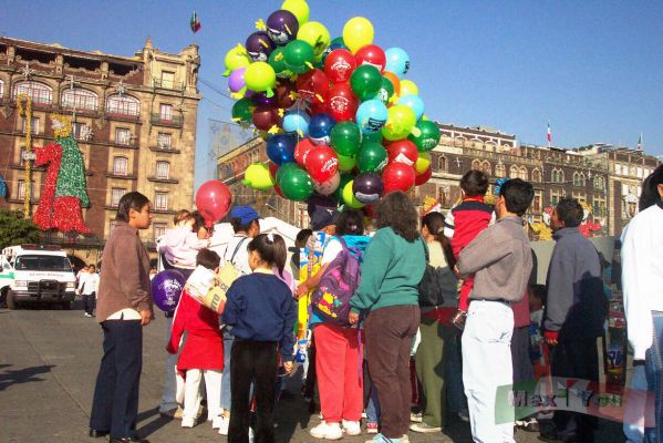 Dia de Reyes /Epiphany Day [3]-5
En el evento se sentía el amor a la niñez y este señor regaló globos a los niños asistentes. 

This man gave balloons to the children like a present.  

Keywords: Día de Reyes en la Ciudad de México