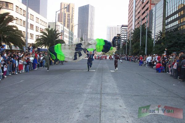 20 Nov 2004 Desfile Deportivo / Sportive Parade 10-12
TambiÃ©n pudimos apreciar a los paracaidÃ­stas. 

We could see and enjoy the parachutists.
Keywords: Desfile 20 de noviembre, November 20th parade revolucion mexicana revolucionario mexican revolution 