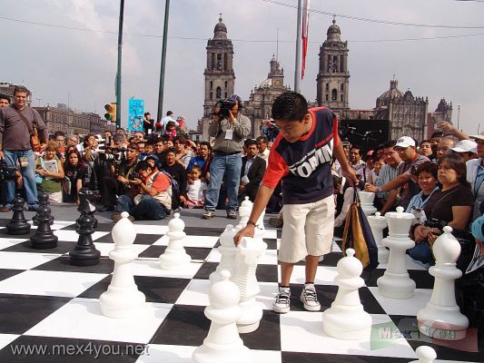 Festival de Ajedrez / Chess Festival MÃ©xico 2006    01-12
El primer juego se llevÃ³ a cabo el primer juego por dos niÃ±os.

The first game was carried out the first game by two children.
Keywords: festival ajedrez chess zocalo ciudad de mexico city
