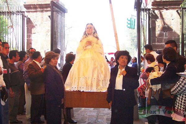 Dia de la Candelaria/Candlemas Day 04-6
AquÃ­ vemos la llegada de la Virgen MarÃ­a al Templo l . 

Here we can see the  Virgin Maria arriving to the Temple. 
Keywords: Dia  Candelaria  Xochimilco niÃ±opa