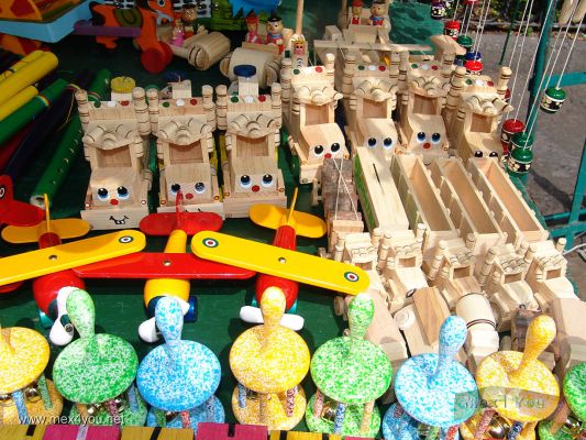 Juguetes Mexicanos en CoyoacÃ¡n  2/ Mexican Toys in CoyoacÃ¡n 2
Keywords: Juguetes artesanias titeres toys crafts cars airplanes tradicional  coyoacan