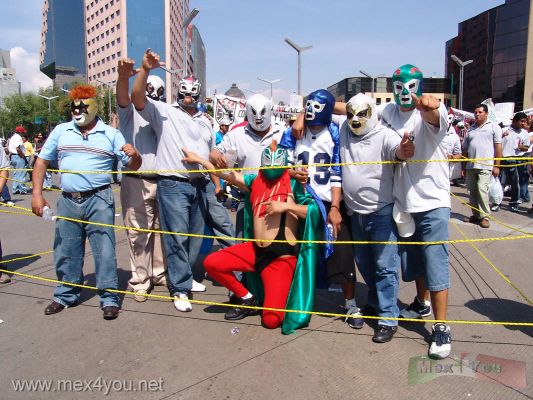 1 de Mayo / 1st of May 2006 05-13
Los obreros de diferentes sindicatos portaban mÃ¡scaras de luchadores famosos. 

The workers of different unions carried masks of famous wrestlers. 
Keywords: 1 1th Mayo May Trabajo Work Marcha Marches