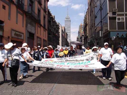 1 de Mayo / 1st of May 2006 07-13
Por la avenida Madero desfilaron todos los grupos sindicales. 

By the Madero avenue marched all the union groups. 
Keywords: 1 1th Mayo May Trabajo Work Marcha Marches