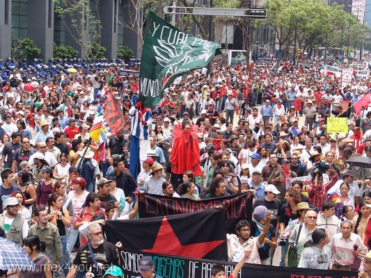 1 de Mayo / 1st of May 2006 11-13
Ya en la tarde se llevÃ³ a cabo la manifestaciÃ³n de los grupos Zapatistas hacia el ZÃ³calo.

In afternoon the manifestation of the Zapatistas groups was already carried out towards the "ZÃ³calo" . 
Keywords: 1 1th Mayo May Trabajo Work Marcha Marches