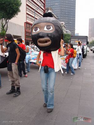 1 de Mayo / 1st of May 2006 13-13
Una chica con la cabeza de un Zapatista.

A girl with the head of a Zapatista. 
Keywords: 1 1th Mayo May Trabajo Work Marcha Marches
