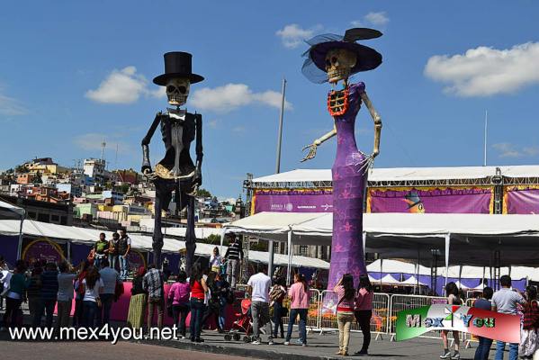 CelebraciÃ³n de DÃ­a de Muertos en Toluca (01-10) 
El primero y el dos de noviembre se celebra en MÃ©xico el DÃ­a de Muertos y en distintos estados de la repÃºblica mexicana se celebra con un gran colorido y tradiciÃ³n. Tal es el caso de Toluca, capital del estado de MÃ©xico, que en la Plaza de los MÃ¡rtires se montaron una catrina  y un catrÃ­n de mÃ¡s de 3 metros de altura, ademÃ¡s de una gran muestra de ofrendas de diferentes estados de MÃ©xico  y un auditorio temporal para conciertos de mÃºsica popular y clasica. 

Text & Photo by: Antonio Pacheco 
Keywords: celebracion dia muertos day dead toluca estado mexico difuntos fieles