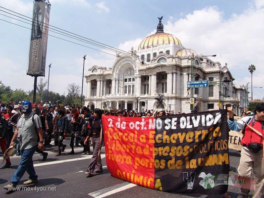 Marcha del 2 de Octubre/October 2nd March.08-09
Los jóvenes avanzaban hacia el Zócalo con sus demandas. 

The young people advanced to the ' Zocalo ' with their demands.
Keywords: Marcha del 2 de Octubre/October 2nd March