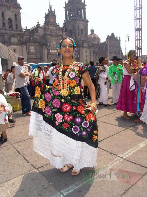 Guelaguetza Zocalo 07-13
La belleza de la mujer Oaxaqueï¿½a estuvo presente en el evento.

The beauty of the woman from Oaxaca   was present in the event. 
Keywords: Guelaguetza Zocalo oaxaca