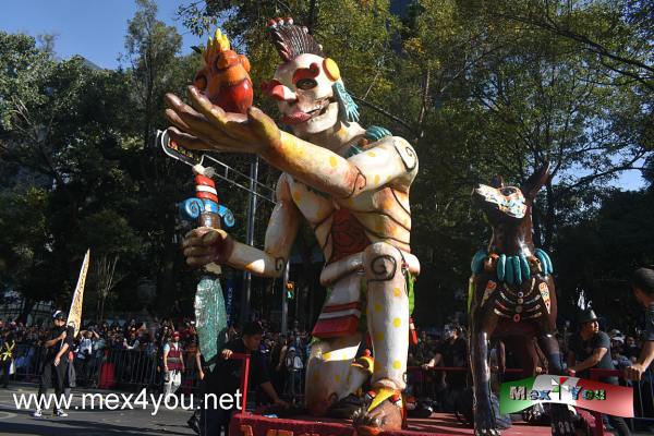Desfile de Día de Muertos 2023 (01-05)
El día sábado 04 de noviembre se llevó a cabo el Desfile de Día de Muertos de la CDMX 2023 que saldría de La Puerta de los Leones en Chapultepec para recorrer la Avenida Paseo de la Reforma para después pasar la Avenida Juárez y pasar por la Avenida Cinco de Mayo para llegar al Zócalo  capitalino. 

El desfile constó de diversos contingentes disfrazados con máscaras de calaveras y con trajes estampados de huesos , además de trajes típicos, alebrijes , 65 carros alegóricos entre otros. 

Text & Photo by: Antonio Pacheco
Keywords: desfile dia muertos cdmx