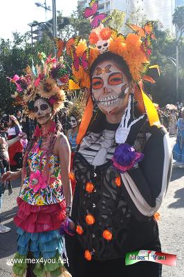 Desfile de Día de Muertos 2023 (03-05)
Flores, catrinas, calaveras, danzas, bailes y comparsas que recordaron el pasado prehispánico, encabezado por los rostros de nuevas generaciones, se llevó a cabo en el Gran Desfile del Día de Muertos 2033, organizado por el Gobierno de la Ciudad de México, a través de la Secretaría de Cultura de local, el cual reunió a un millón 250 mil personas en un recorrido de 8 kilómetros, que abarcó de la Puerta de Los Leones de Chapultepec hasta el Zócalo capitalino, donde se encuentra la Ofrenda Monumental de Día de Muertos.


Text & Photo by: Antonio Pacheco
Keywords: desfile dia muertos cdmx