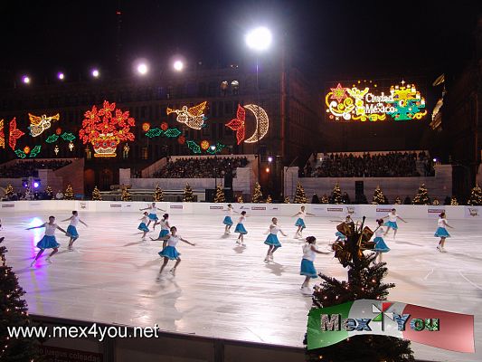 La Navidad en MÃ©xico / Christmas in Mexico  (03-08)
La pista de hielo con las tradicionales decoraciones en los edificios alrededor del zÃ³calo de la Ciudad de MÃ©xico .
Keywords: navidad christmas piÃ±ata piÃ±atas  mexico ice rink pista hielo 