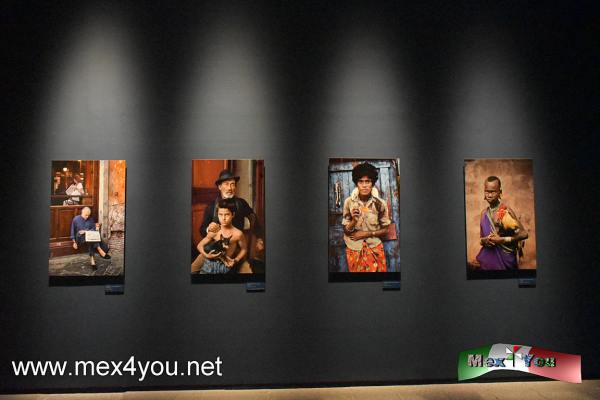 Steve McCurry "Icons" en el Museo Franz Mayer (03-05)
En un recorrido que no necesariamente es cronológico podremos encontrar en la obra de McCurry, enfocada en los conflictos, las tradiciones ancestrales y la cultura contemporánea, logra captar de una manera única el sufrimiento, la alegría y el asombro humano. Además, presenta a personas de todas las edades, culturas y etnias, algo que el reconocido fotógrafo supo retratar con sorprendente fuerza y naturalidad.

McCurry ha recibido numerosos premios, incluido el de Fotógrafo del Año, otorgado por la Asociación Nacional de Fotógrafos de Prensa y World Press Photo otorgado por la fundación del mismo nombre. También ha obtenido dos veces el premio Olivier Rebbot.

Text & Photos by: Antonio Pacheco
Keywords: Steve McCurry fotografo museo franz mayer icons