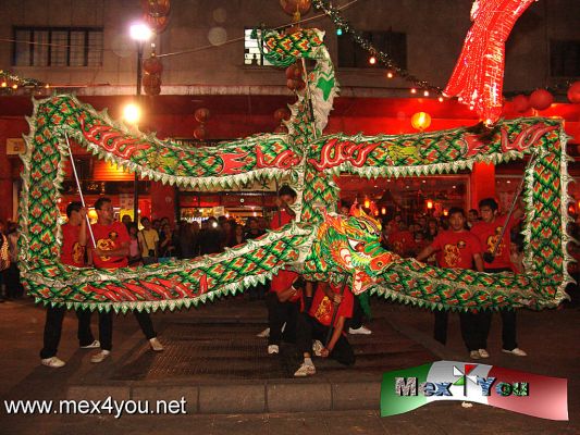 CelebraciÃ³n AÃ±o Chino 2013 " Serpiente de Agua" en MÃ©xico (02-05)
Grupos de artes marciales de las distintas disciplinas de China fueron los responsables de deleitar a los asistentes con las danzas del dragÃ³n y el leÃ³n. 

En el caso del DragÃ³n hicieron gala de sincronizaciÃ³n y de espectacularidad al hacer bailar a este como si fuera en efecto un animal vivo que estuviera volando por los cielos con sus serpenteantes movimientos enroscandose y desenroscandose por entre los asistentes. 


Text & Photo by: Antonio Pacheco 
Keywords: aÃ±o chino serpiente agua 2013 barrio dolores ciudad mexico leon dragon