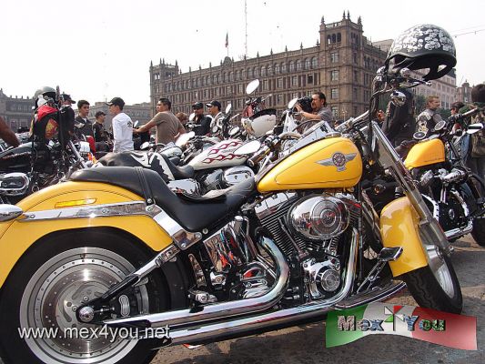 Desfile de Motos Harley Davidson en la Ciudad de MÃ©xico (04-07)
Lo que hizo eco en las redes sociales fuÃ© que a pesar de estar en contingencia ambiental se llevÃ³ a cabo el desfile tal y como esta programado. 
Keywords: moto motos moticicleta motorcycle harley davidson zocalo desfile parade