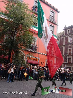Desfile Militar 16 Septiembre 2011 (02-15)
Aproximadamente a las 10:20 en el zÃ³calo de la Ciudad de MÃ©xico se llevaron a cabo maniobras con los helicÃ³pteros, mientras que aproximadamente a las 10:40 de la maÃ±ana se llevÃ³ a cabo el desfile por la calle de 5 de mayo. 
Keywords: desfile militar independencia mexico 16 septiembre ejercito mexicano mexican army independence parade