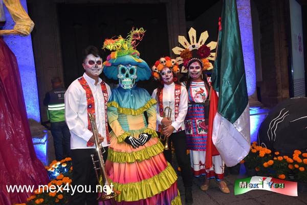 Se anuncia todo listo para el Festival del Día de Muertos en la CDMX (01-05)
La secretaria de Cultura, anunció que el Gran Desfile de Día de Muertos 2023, saldrá de la Puerta de los Leones el sábado 4 de noviembre a las 14:00 horas; contará con la participación de Sonido “La Changa” y el grupo musical “Los Miranda”, en el marco de las declaratorias de la Cultura Sonidera y del Día del Bolero como Patrimonio Cultural Inmaterial de la Ciudad de México; además de diversos carros alegóricos; uno en memoria de José Guadalupe Posada, otro que recrea una trajinera de Xochimilco, y uno más con la participación de La Maldita Vecindad que representa la cultura popular de la ciudad.


Text & photos by: Antonio Pacheco
Keywords: festival dia muertos fieles difuntos ciudad mexico cdmx
