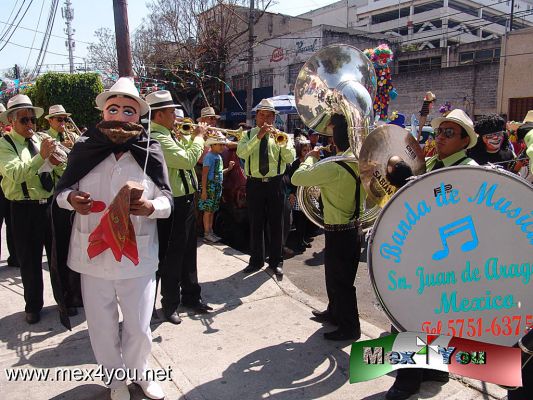 Carnavales en el D.F. (PeÃ±Ã³n de los BaÃ±os) (04-09)
La mÃºsica no puede faltar y las bandas amenizan con el sonido de los clarinetes, tubas, saxofones y por supuesto los tambores que se escuchan a la distancia y que invitan a ver este increible espectÃ¡culo que aÃ±o con aÃ±o celebran en el PeÃ±Ã³n de los BaÃ±os en la delegaciÃ³n Venustiano Carranza. 

Text & Photo by: Antonio Pacheco 
Keywords: carnaval ciudad mexico peÃ±on baÃ±os carnavales