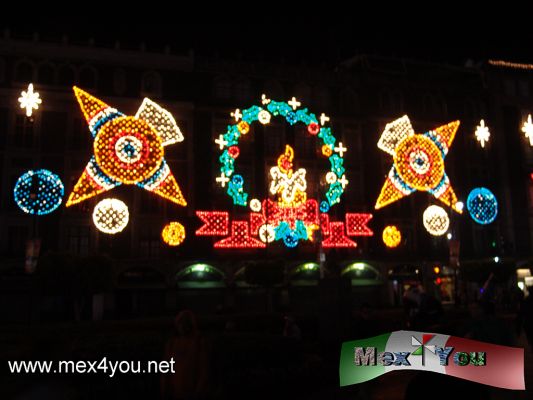 La Navidad en MÃ©xico / Christmas in Mexico  (05-08)
Las decoraciones navideÃ±as incluyen elementos de nuestra cultura como las piÃ±atas, las posadas , las nochebuenas, etc. 
Keywords: navidad christmas piÃ±ata piÃ±atas mexico  