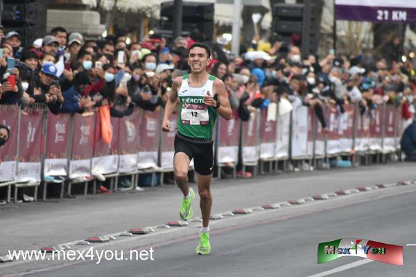 Medio Maratón 2021 en la CDMX
Un maratón donde los mexicanos brillaron tanto en la rama varonil como en la femenil; en la rama varonil el mexicano de las fuerzas armadas y oriundo de Michoacán, Víctor Montañez 1:05.34 , llego en tercer lugar,  poniendo a nuestro país en el podium de los ganadores. Kenia hizo el 1-2 en hombres, Robert Gaitho 1:04.56 y Samuel Ndungu 1:05.15 el 1-2 para los africanos, todos con récord del evento, en tanto el corredor local.



Text & Photo by: Antonio Pacheco 
Keywords: medio maraton 2021 diciembre mexico ganador cdmx