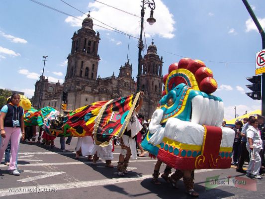 Domingo en el ZÃ³calo / Sunday in the ZÃ³calo ( 05-09 )
Donde se llevÃ³ a cabo un recorrido con un Quetzalcoatl.

Where a route with a Quetzalcoatl was carried out. 
Keywords: oaxaca  zocalo  huitzilopochtli