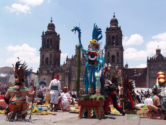 Domingo en el ZÃ³calo / Sunday in the ZÃ³calo ( 09-09 )
La imÃ¡gen de Huitzilopochtli volviÃ³ a estar en el centro del Valle de Anahuac como hace 485 aÃ±os.

The image of Huitzilopochtli returned to the Anahuac Valley like 485 years ago. 
Keywords: oaxaca  zocalo  artesanias aztec dancers huitzilopochtli
