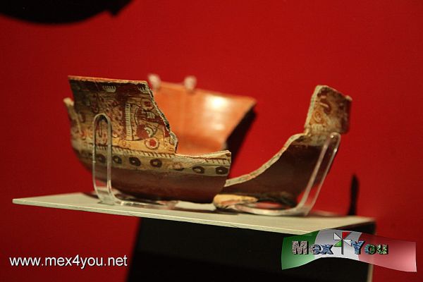 Museo de Sitio " El Calmecac" (06-07)
Entre los objetos prehispÃ¡nicos hay cerÃ¡mica domÃ©stica y ceremonial, cajetes policromos, trÃ­podes Azteca II (1325-1400 d.C.) y Azteca III y IV (1400-1521 d.C.), platos, un cuenco, objetos de madera â€”un pilote, una coa y una vasija miniatura que representa a TlÃ¡locâ€”, cinco cuchillos de pedernal â€”dos de color cafÃ© y tres blancosâ€”, dos puntas de proyectil de obsidiana, una mandÃ­bula humana esgrafiada con la representaciÃ³n de una xiuhcÃ³atl (serpiente de fuego) y un rostro de mixcÃ³atl (serpiente de nube), un objeto de concha, un rostro pÃ©treo de EhÃ©catl, dios del viento y cinco lÃ¡pidas de piedra trabajadas en bajorrelieve que se relacionan con el desmembramiento humano. 


Photo by: JesÃºs SÃ¡nchez
Keywords: museo sitio calmecac vestigios prehispanicos azteca aztecas centro cultural espaÃ±a