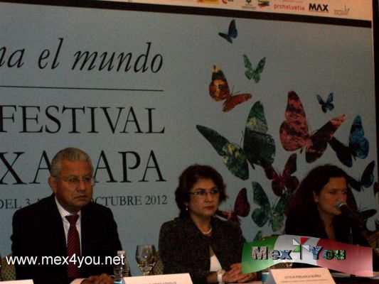 Hay Festival Xalapa "Imagina el mundo" (02-04)
En cuanto Leticia Perlasca NÃºÃ±ez (Secretaria de turismo de Veracruz) seÃ±alÃ³ que el festival es una oportunidad se abre para los estudiantes de Veracruz tengan la oportunidad de enlazar propuestas artÃ­sticas y culturales de todo el mundo. Por ello para esta ediciÃ³n se llevara a cabo el programa de HAY JOVEN con actividades de 14 encuentros interactivos entre invitados del festival y la poblaciÃ³n estudiantil de Xalapa.

Text and Photo by: YanÃ­n RamÃ­rez
Keywords: Hay Festival Xalapa La Fiesta de la Palabra Festival de la literatura homenaje a Carlos fuentes