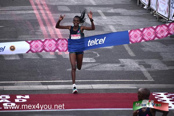 Maratón Internacional de la CDMX Edición XL 2023 (04-05)
En cuanto a la categoría femenil la corredora keniana Celestine Chepchirchir logró el primer lugar de la rama femenil en el XL Maratón de la Ciudad de México Telcel luego de conquistar los 42.195 kilómetros en un tiempo de 02 horas, 27 minutos y 17 segundos; las también kenianas Maurine Chepkemoi y Judith Jerubet se subieron al podio al terminar en 02:27:37 y 02:30:51, respectivamente.

Chepchirchir se llevó el triunfo luego de una intensa contienda con Chepkemoi, sin embargo, la keniana logró separarse en el tramo final previo a entrar al Centro Histórico, mostrando una gran resistencia y dosificación de esfuerzos para lograr la victoria en la competencia capitalina.



Text & Photo by: Antonio Pacheco
Keywords: Maraton Internacional CDMX Edición XL 2023 ciudad mexico
