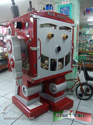 El Juego del TranvÃ­a " Museo del Juguete AntÃ­guo" (08-10)
En la foto podemos apreciar a la mascota del Museo del Juguete AntÃ­guo (MUJAM) el cual es un robot elaborado a partir de un transformador de luz y que ademÃ¡s se mueve y hace ruidos tÃ­picos de un robot, el cual fuÃ© el primer robot de la colecciÃ³n ademÃ¡s de ser 100% mexicano. 

Text & Photo by:Antonio Pacheco  
Keywords: juego tranvia museo juguete antiguo recorrido mujan