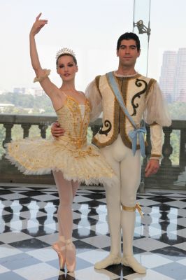 La Bella Durmiente / Sleeping Beauty in Chapultepec  (04-04)
Sergio RamÃ­rez CÃ¡rdenas, subdirector del INBA, dijo que el ballet de La Bella Durmiente, presentado por la CND, es sin duda una de las temporadas mÃ¡s esperadas por el pÃºblico en MÃ©xico. Esto es asÃ­, en primer lugar, porque la conjunciÃ³n de la mÃºsica de Tchaikovsky con el trabajo de Marius Petipa ha sido por mÃ¡s de 100 aÃ±os emblemÃ¡tica del ballet a nivel internacional. El propio Tchaikovsky consideraba que este era uno de los mejores trabajos de su vida.

â€œUno de los grandes aciertos que tiene esta puesta en escena es que se presente en el Castillo de Chapultepec, junto con una adaptaciÃ³n que hace que el ballet dure una hora con 15 minutos. Es una ediciÃ³n muy bien lograda porque se narra el cuento de La Bella Durmiente .
Keywords: bella durmiente sleeping beauty chapultepec castillo alcazar ballet