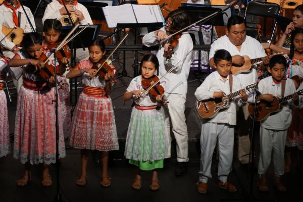 La segunda presentaciÃ³n, este lunes 2 de abril en Morelia, MichoacÃ¡n
MÃ¡s de mil personas aplauden el inicio de la 2Âª gira nacional de conciertos de la Orquesta y Coro de MÃºsica Tradicional

ï‚· La capital mexiquense fue la primera parada de esta serie de conciertos
que, a travÃ©s de la mÃºsica, refrenda la identidad nacional
Keywords: conciertos de la Orquesta y Coro de MÃºsica Tradicional