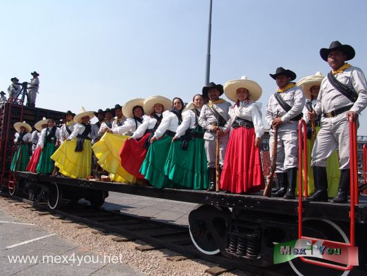 Centenario de la Revolucion Mexicana 2010 (04-13)
En la rÃ©plica del tren se llevaban a cabo simulacros de batalla entre revolucionarios y federales. 
Keywords: centenario revolucion mexicana mexican revolution adelita adelitas tren train  army parade 