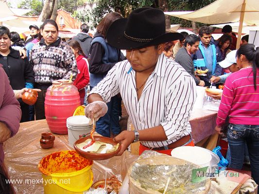 Feria del Tamal en CoyoacÃ¡n / Tamale Fair in Coyoacan (03-05)
En el puesto de Celaya, Guanajuato pudimos degustar un rico tamal preparado con carne de cerdo envuelto en hoja de plÃ¡tano cubiertos de salsa brava y crema. Para acompaÃ±ar se puede pedir un rico atole o tambiÃ©n una rica y fresca agua de tamarindo.

In the Celaya stand, Guanajuato we enjoy a rich tamale prepared with pork wrapped in banana leaves covered with salsa and sour cream. May be asked to accompany a rich gruel or even a rich and fresh tamarind water.
Keywords: tamal tamale fair feria coyoacan candelaria 