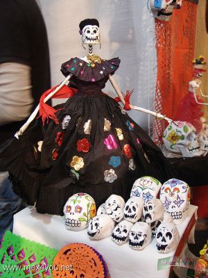 DÃ­a de Muertos / Day of the Dead (9-14)
En muchos lugares de la Capital de MÃ©xico se llevaron a cabo ofrendas y venta de artesanÃ­as relacionadas con la muerte tales como: calaveras hechas de cartÃ³n, papel machÃ©, dulce, tela , etc. como el caso del Museo de Culturas Populares en CoyoacÃ¡n.

In many places in the capital of Mexico were carried out offerings and sale of crafts-related death such as skulls made of cardboard, mache paper, candy, cloth, etc.. as the case of the Museum of Popular Culture in Coyoacan.
Keywords: dia muertos day dead mexico city zocalo mictlantecutli coyoacÃ¡n museo museum culturas populares cuture popular calavera skull catrina