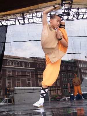 Kung Fu ShaolÃ­n en la Ciudad de MÃ©xico / Kung Fu ShaolÃ­n in Mexico City 2007 (06-08)
Hasta pudimos observar las proezas de un niÃ±o monje ShaolÃ­n.

Even we could observe the feats of a young ShaolÃ­n monk.
Keywords: kung fu shaolin artes marciales experimenting china ciudad mexico city