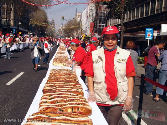 Dia de Reyes en la Ciudad de MÃ©xico / Epiphany Day in Mexico City 2008 (07-07)
Mientras en la calle de 20 de Noviembre partiendo del ZÃ³calo se hizo el reparto de pedazos de rosca de reyes a los asistentes. Por mÃ¡s de 6 calles la gente pudo disfrutar de un delicioso pedazo de rosca acompaÃ±ada con leche saborizada. La longitud de la rosca era de 3 km  de cada lado de la calle. Esta fuÃ© patrocinada por molinos de harina de trigo, panaderos, etc.

While on the streets of November 20th starting with the Constitution Square there were sharing bread pieces or Kings' Ring to the people. For over 6 streets people could enjoy a delicious piece of bread with flavored milk.
The length of the bread was about 3 km from each side of the street. This was sponsored by mills flour, bakers, etc.
Keywords: dia reyes magos epiphany day three wisdom men  paseo  reforma avenue rosca