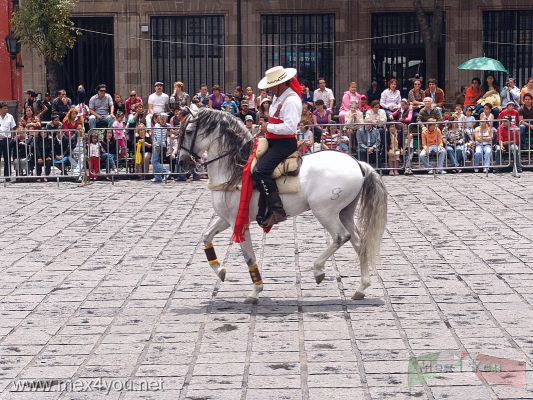Actividades Rehilete Ciudad MÃ©xico Verano 2008 /  Rehilete (Windwheel) Activities Mexico City Summer 2008  (05-06)
El evento ecuestre a cabo de CENTAURIA durÃ³ una hora, en la cual a pesar de que los caballos estÃ¡n acostumbrados a actuar en pisos de tierra, dieron un grandioso espectÃ¡culo y hasta bailaron danzÃ³n. El espectÃ¡culo se repitiÃ³ media hora despuÃ©s. 

The equestrian event performed by "Centauria" lasted one hour, in which even though the horses are accustomed to act on ground floors, gave a grandiose spectacle that was repeated half an hour later.
Keywords: rehilete niÃ±as niÃ±os vacaciones verano summer vacations holydays centauria caballo horse caballos horses