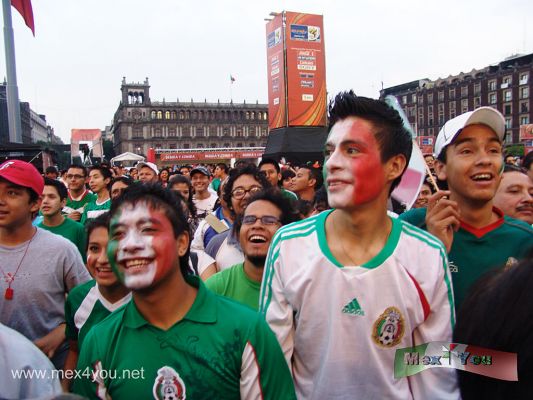InauguraciÃ³n Mundial SudÃ¡frica en la Ciudad de MÃ©xico/ Great Opening World Cup in Mexico City (03-07) 
Con la camiseta verde, la nueva de color negro y las cara pintada con los colores nacionales la gente se diÃ³ cita en el zÃ³calo de la Ciudad de MÃ©xico esperando que iniciara el partido entre MÃ©xico y SudÃ¡frica programado a las 9 de la maÃ±ana. Antes de comenzar se cantÃ³ el himno nacional y diÃ³ inicio el tan esperado partido, por el que mucha gente dejÃ³ su trabajo, escuela y actividades habituales. 

Con la camiseta verde, la nueva de color negro y las cara pintada con los colores nacionales la gente se diÃ³ cita en el zÃ³calo de la Ciudad de MÃ©xico esperando que iniciara el partido entre MÃ©xico y SudÃ¡frica programado a las 9 de la maÃ±ana. Antes de comenzar se cantÃ³ el himno nacional y diÃ³ inicio el tan esperado partido, por el que mucha gente d
Keywords: fifa fan fest sudafrica world cup futbol soccer ciudad mexico mundial