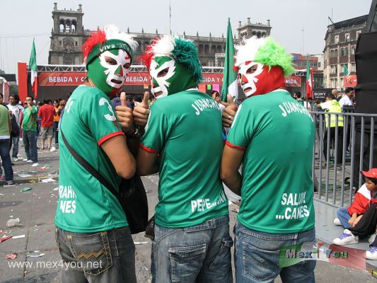 InauguraciÃ³n Mundial SudÃ¡frica en la Ciudad de MÃ©xico/ Great Opening World Cup in Mexico City (05-07) 
Con todo tipo de atuendos la gente asistiÃ³ al zÃ³calo para disfrutar y apoyar a su selecciÃ³n. Para estar mÃ¡s a tono con la fiesta a la entrada se obsequiaban banderas de MÃ©xico, las cuales se agitaron al anotar la selecciÃ³n de MÃ©xico el Ãºnico gol para quedar empatados con SudÃ¡frica.

With all kinds of clothes people attended the socket to enjoy and support your selection. To be more in tune with the party at the entrance were flattering flags of Mexico, which stirred the selection by scoring the only goal for Mexico tied with South Africa.

Photo by: JesÃºs SÃ¡nchez
Keywords: fifa fan fest sudafrica world cup futbol soccer ciudad mexico mundial