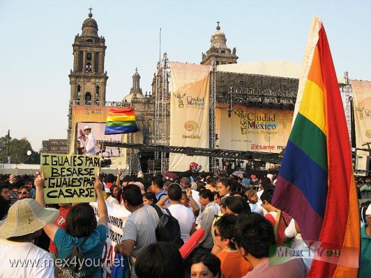 Dia del Amor y la Amistad en el ZÃ²calo / Valentine Day in MÃ¨xico City 2009  (04-08)
En el ZÃ²calo de la Ciudad de MÃ¨xico tambiÃ¨n se dieron cita la comunidad Gay para hacer realidad el record, ademÃ s de exigir el respeto a sus derechos civiles.

In the Zocalo of Mexico City also took the gay community to make the record, in addition to demanding respect for their civil rights.


Photo by: JesÃ¹s SÃ nchez
Keywords: dia day valentine valentin amor amistad ciudad mexico zocalo city beso kiss besos kisses free gratis