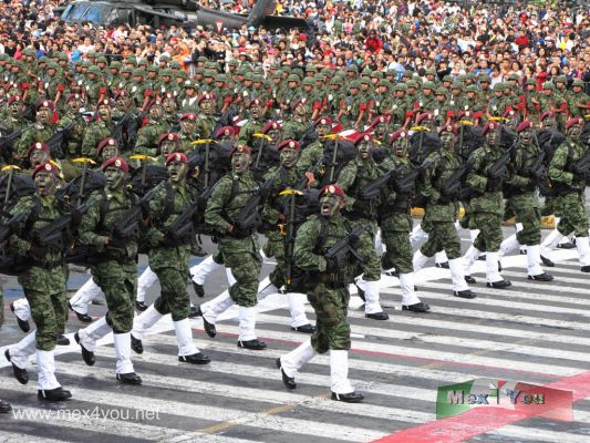 Desfile Militar / Military Parade 2009 (15-19)
Foto de JesÃ¹s SÃ nchez.
Keywords: militar desfile parade military army ejercito mexicano mexican fiestas patrias party ciudad mexico city 16 septiembre september