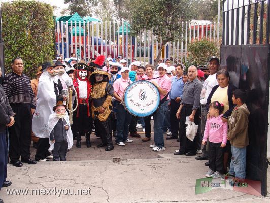 Inician los Carnavales en el Distrito Federal / Began the Carnivals in Mexico City 2009 (01-08)
El Domingo 22 de Febrero comenzÃ² la temporada de Carnavales en la Ciudad de MÃ¨xico.  Un Carnaval muy famoso por su colorido y alegrÃ¬a tenemos al famoso Carnaval del PeÃ±on de los BaÃ±os. A las 11 de la maÃ±ana los habitantes del PeÃ±on de los BaÃ±os participan en sus diferentes barrios. Antes de Comenzar pasan a la Iglesia para recibir la bendiciÃ²n para que todo salga bien.

On Sunday February 22nd began the Carnival season in Mexico City. A Carnival famous for its color and joy we have the famous Carnival of the Penon de los BaÃ±os. At 11 o'clock in the morning the inhabitants of the Penon de los BaÃ±os involved in their neighborhoods. Before you start go to church to receive the blessing that it all goes well.
Keywords: peÃ±on baÃ±os carnivals carnival carnavales carnaval mexico city ciudad barrio