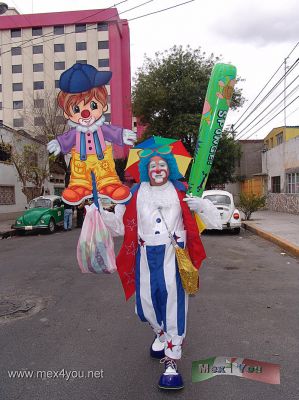Inician los Carnavales en el Distrito Federal / Began the Carnivals in Mexico City 2009 (05-08)
Durante el Carnaval del PeÃ±Ã²n de los BaÃ±os podemos ver toda clase de disfrazes tales como:  payasos, chinelos, vikingos y hasta personajes de los simpsons.

During the PeÃ±on de los BaÃ±os Carnival we can see all kinds of costumes such as clowns, chinelos, Vikings and even characters in the simpsons.
Keywords: peÃ±on baÃ±os carnivals carnival carnavales carnaval mexico city ciudad barrio