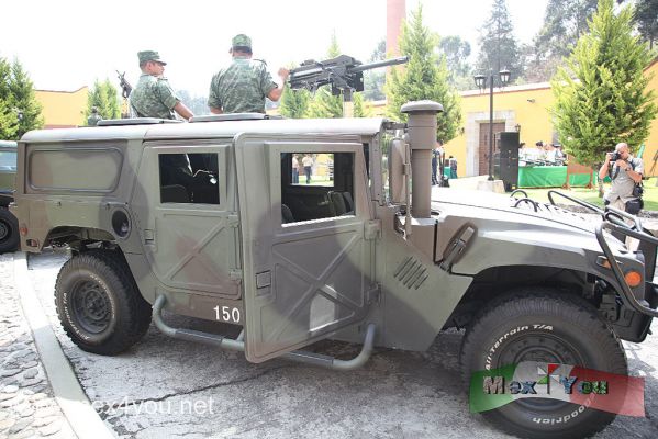 Recorrido por la FÃ¡brica de PÃ³lvora / Tour by the Powder Factory (03-04)
AsÃ­ como se muestra la creatividad de los Ingenieros Militares mexicanos para la fabricaciÃ³n de armas, tambiÃ©n destaca en la fabricaciÃ³n de autos blindados utilizados en la creciente lucha contra el narcotrÃ¡fico. Entre estos destacan dos prototipos innovadores basados en una camioneta de cinco y medio toneladas F-550 y en un vehÃ­culo militar Hummvee

Photo by: JesÃºs SÃ¡nchez
Keywords: fabrica factory manufacture guns gunshot pistola rifle sedena secretaria defensa nacional polvora powder bala balas bullet bullets