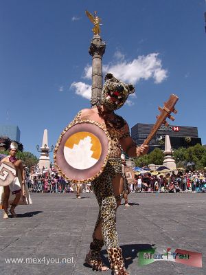 NiÃ±os por el Bicentenario / Kids for  Bicentennial  (02-08)
En el desfile se pudieron ver desde los inicios de nuestra cultura prehispÃ¡nica donde se apreciaron fornidos caballeros Ã¡guila y jaguar que hicieron las delicias no sÃ³lo de los niÃ±os asistentes sino tambiÃ©n de las damas. De esta manera, se representÃ³ la FundaciÃ³n de TenochtitlÃ¡n en 1325; la Conquista de MÃ©xico por los espaÃ±oles en 1519; los 300 aÃ±os que durÃ³ la Colonia.

The parade could be seen from the beginning of our pre-Hispanic culture where burly men were seen eagle and jaguar were the delight not only children but also attendees of the ladies. Thus, it represents the foundation of Tenochtitlan in 1325, the conquest of Mexico by the Spanish in 1519, the 300 years of the Colony .
Keywords: niÃ±os kids bicentenario bicentennial desfile parade 2010 dia paseo reforma angel independencia independence 