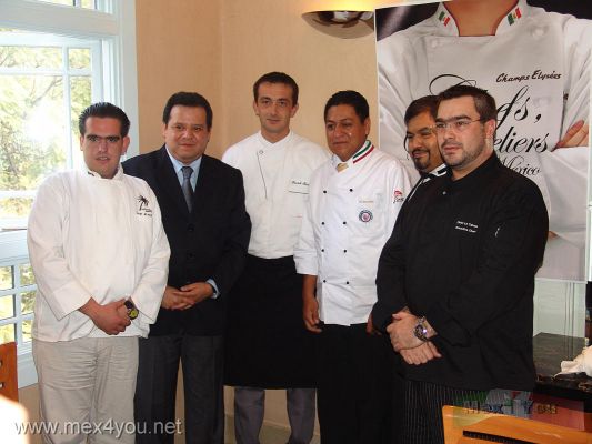 Convocatoria para Romper record Guinness en el Angel / Independence Angel break Guinness Record (05-05)
Al final los Chefs asistentes se tomaron la foto y estarÃ¡n presentes el 26 de Enero y se convoca a todos los Chefs de MÃ©xico al evento.

At the end of Chefs attendees took the photo and will be present on January 26th and was held for all Chefs de Mexico to the event.
Keywords: record guinness angel independencia incependence Sommeliers champs elysees