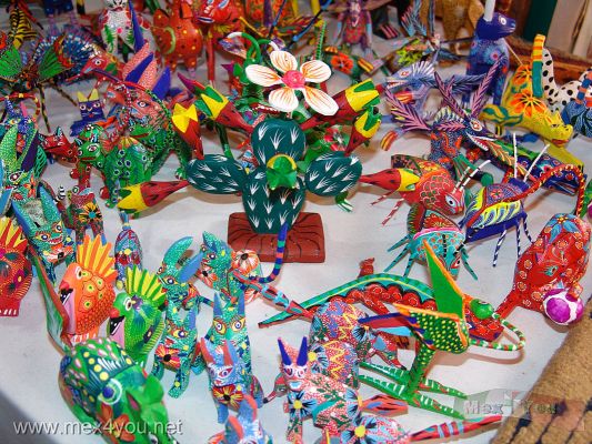 Guelaguetza en CoyoacÃ¡n / The Guelaguetza in Coyoacan 2007  (02-09)
Podremos encontrar las hermosas artesanÃ­as de Oaxaca como son los tradicionales alebrijes elaborados en hermosos colores en las mÃ¡s increÃ­bles combinaciones.

We will be able to find the beautiful crafts from Oaxaca as they are traditional alebrijes with its incredible combination of colors

Keywords: guelaguetza ciudad mexico coyoacan oaxaca  city  alebrijes
