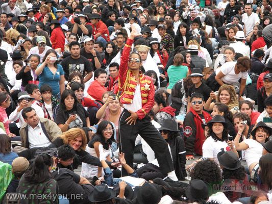 Thriller en la Ciudad de MÃ©xico / Thriller in Mexico City (02-03)
Javier Hidalgo, titular del Instituto de la Juventud,  dio a conocer que las secretarÃ­as de Seguridad PÃºblica y ProtecciÃ³n Civil del DF realizaron un conteo de 50 mil asistentes a toda la Plaza de la RepÃºblica y calles aledaÃ±as, a este evento que, aunque no se registraron para bailar representaron el mayor nÃºmero de personas reunidas con este propÃ³sito. 


Photo by: JesÃºs SÃ¡nchez.
Keywords: thriller ciudad mexico city record guiness michael jackson yo si bailo I dance