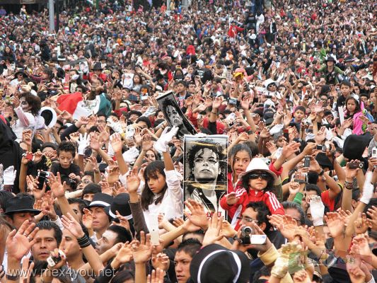 Thriller en la Ciudad de MÃ©xico / Thriller in Mexico City (03-03)
TambiÃ©n los mÃ¡s de 50 mil asistentes cantaron â€œLas MaÃ±anitasâ€ al nombrado Rey del Pop con motivo de su fecha de nacimiento, 29 de agosto. 
Para garantizar la obtenciÃ³n del Record Guinness, se enviarÃ¡n pruebas documentales, videos serÃ¡n enviados a World Record Guinness para certificar una marca mÃ¡s a favor de la Ciudad de MÃ©xico: la del mayor nÃºmero de personas bailando Thriller en un espacio abierto.

Photo by: JesÃºs SÃ¡nchez.
Keywords: thriller ciudad mexico city record guiness michael jackson yo si bailo I dance