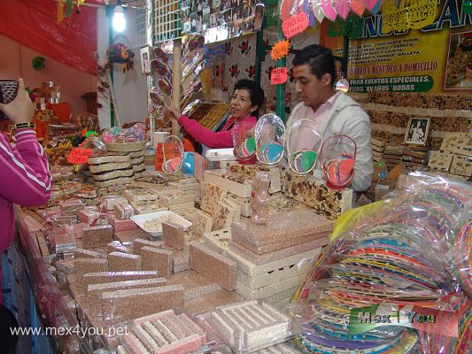 Feria del Amaranto y el Olivo en Xochimilco / Amaranth and Olive Fair in Xochimilco (03-06)
SÃ­mbolos de resistencia cultural, el amaranto y el olivo fueron productos prohibidos durante la Ã©poca de la Colonia, pero ahora son orgullo de Santiago Tulyehualco, uno de los 14 pueblos de Xochimilco. Esta Feria, apoyada por la SecretarÃ­a de Cultura de la Ciudad de MÃ©xico, contribuye a que la tradiciÃ³n del cultivo  de estos vegetales se fomente, pero, ademÃ¡s, a que como se reconozcan los valores naturales del territorio mexicano.

Symbols of cultural resistance, amaranth and olive products were prohibited during colonial times but are now proud Tulyehualco Santiago, one of the 14 towns of Xochimilco. 
Keywords: feria amaranto olivo amaranth olive fair xochimilco dulces tradicionales mexicanos mexican traditional candies candy